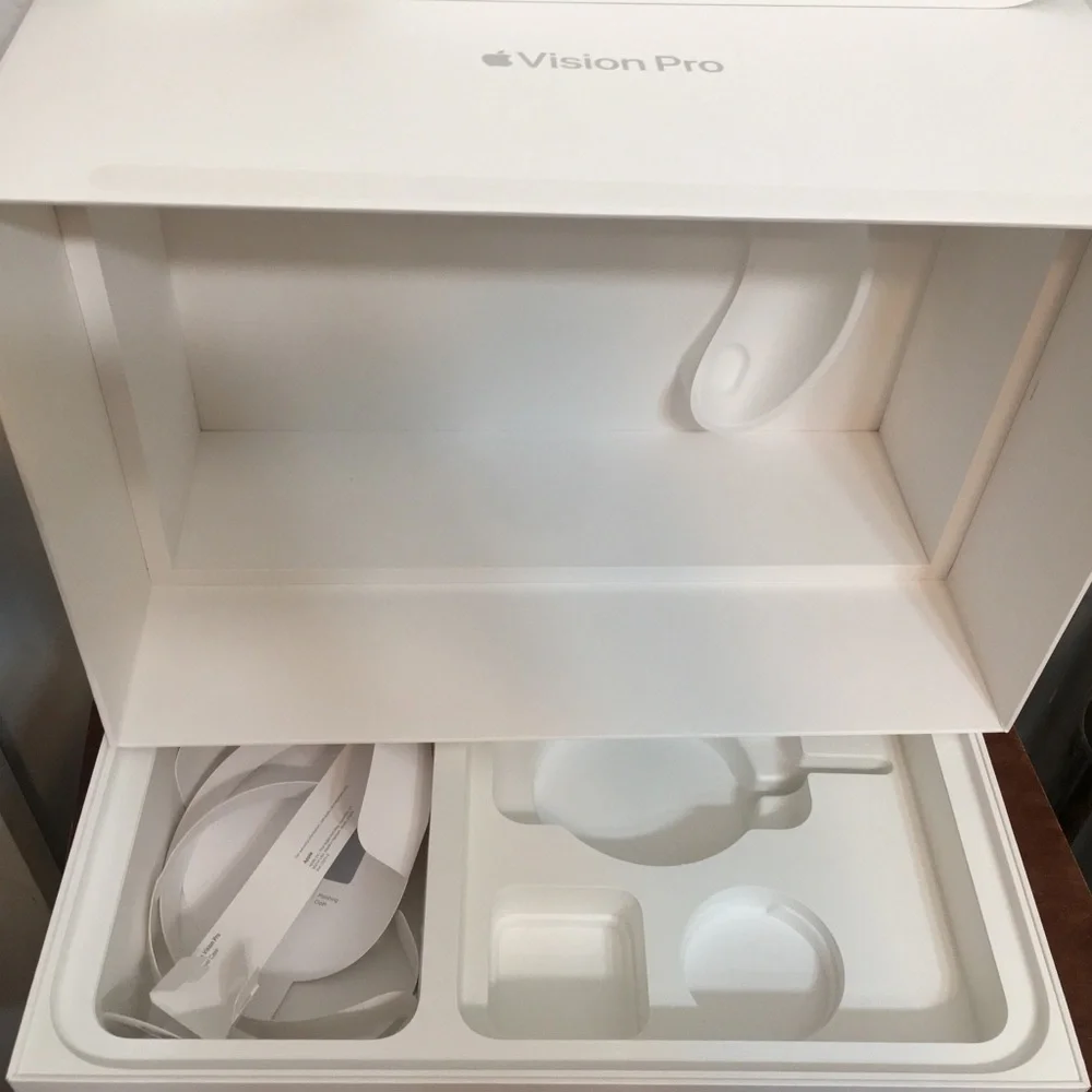 Apple Vision Pro Empty Box And Shopping Bag Only. Please Noted it’s ONLY EMPTY